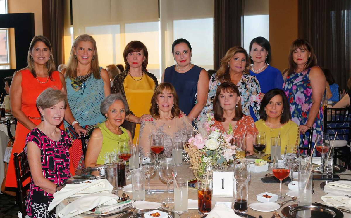 Minis Lozano junto a sus amigas
