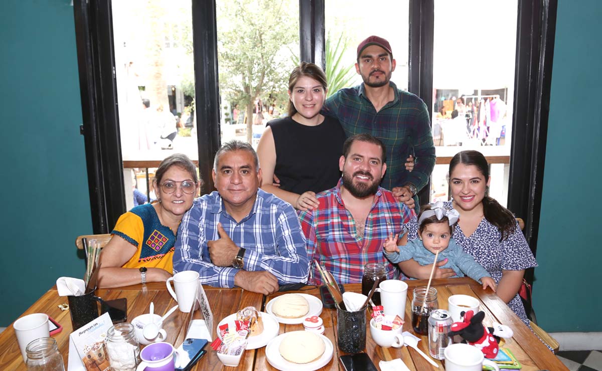 Rosa María, Raúl, Gibrán, Brenda, Regina, Alejandrina y Adrián