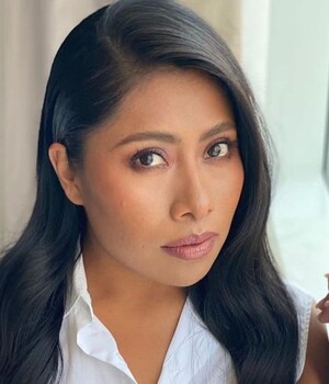 Yalitza Aparicio sorprende con bikini de brillantes en alfombra roja. (Foto: Instagram).