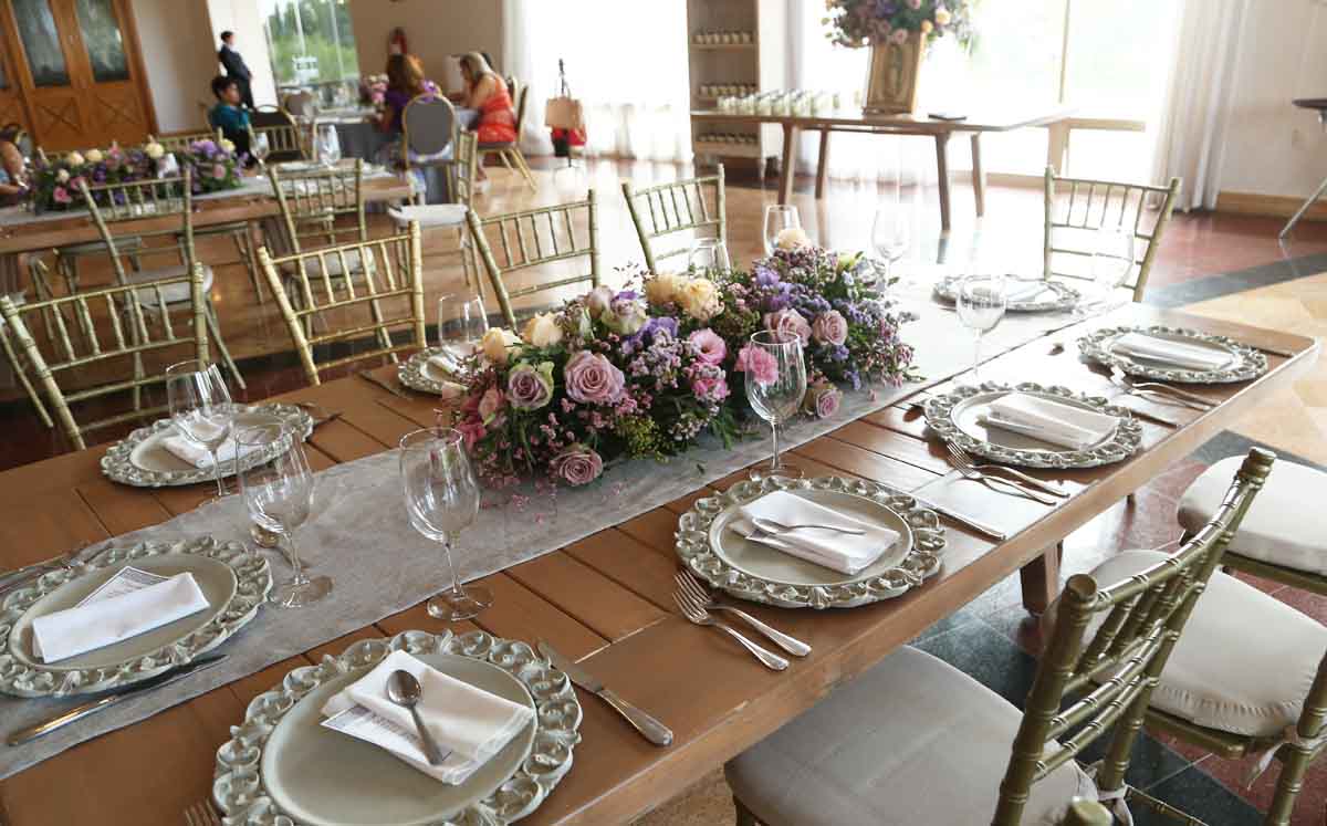 La decoración incluyó hermosas rosas multicolor
