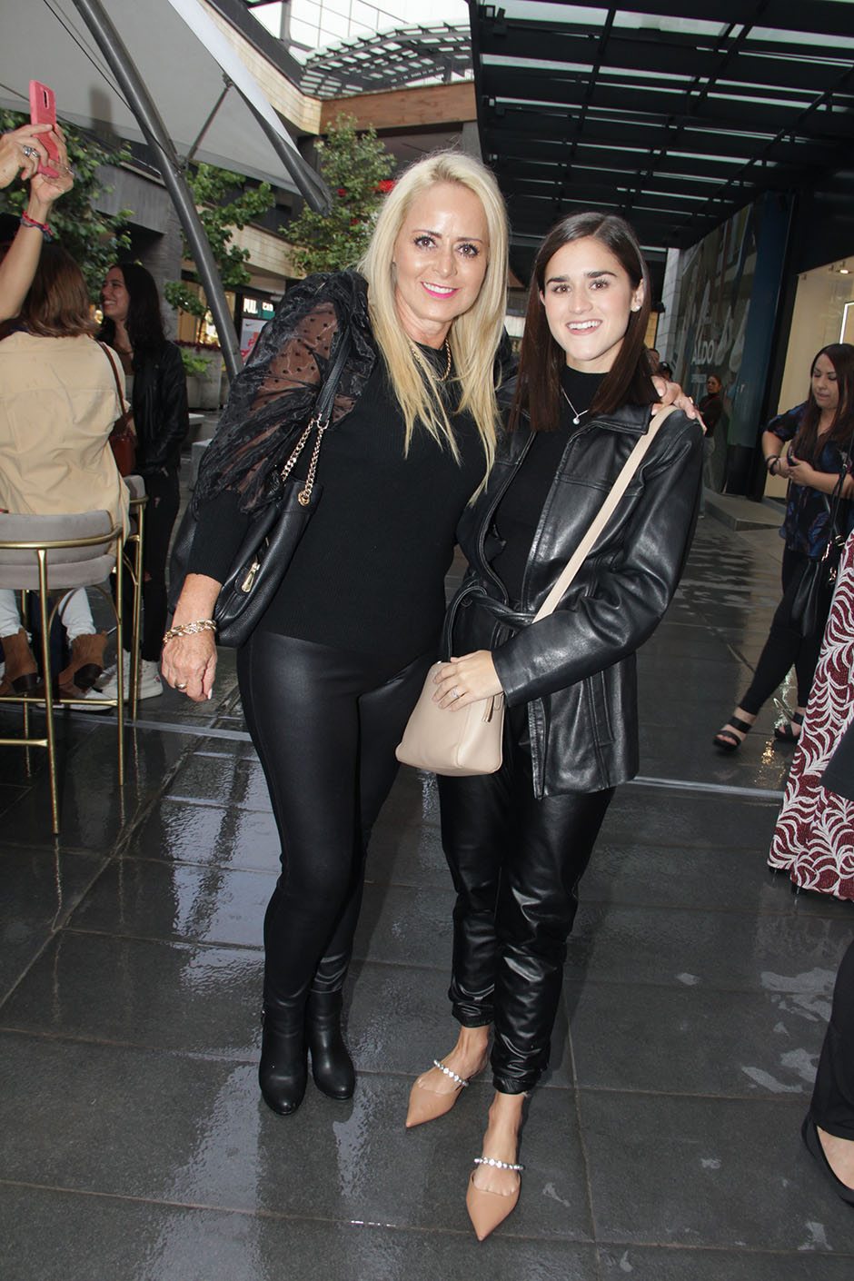 Graciela Pérez Gómez y Regina Petersen.