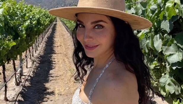 Martha Higareda y cómo despedirse del verano con el mini short perfecto. (Foto: Instagram).