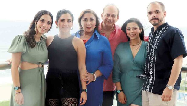 Mariel Manzur, Giselle Manzur, Carmen Barragán, Ricardo Manzur, Nicole Manzur y Mario Parada / Fotos: Dennis Hernández