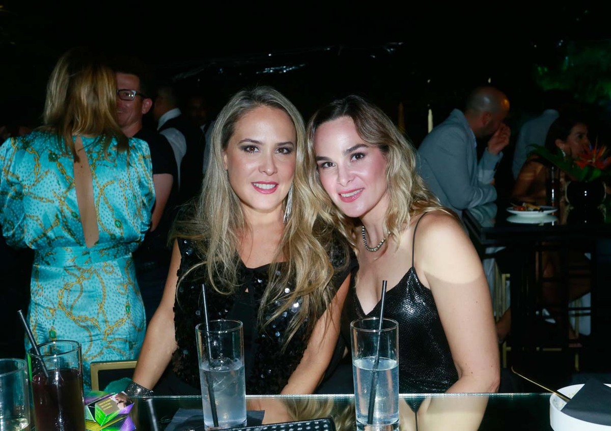 Vicky Zambrano de Yarte y Paola Celada de González