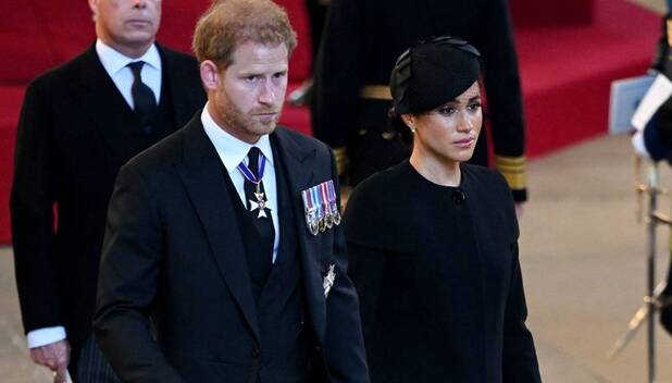 Príncipe Harry y Meghan Markle se toman de las manos durante homenaje a la reina Isabel. (Foto: Instagram).