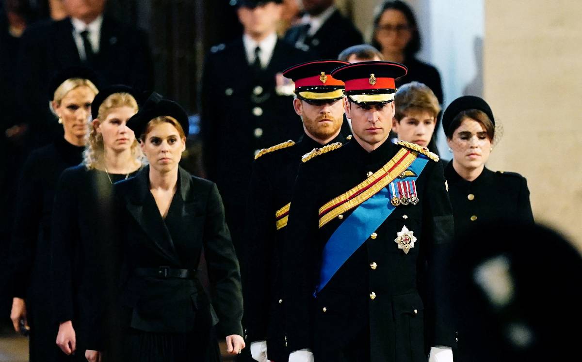 Los 8 nietos de la reina Isabel se unen en la vigilia antes del funeral de Estado. (Foto: Twitter).
