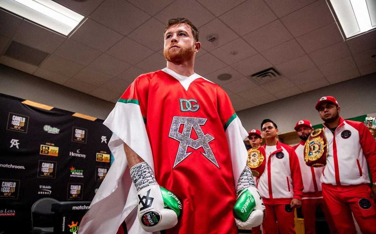 Canelo Álvarez se retira del ring por una lesión. (Foto: Instagram).