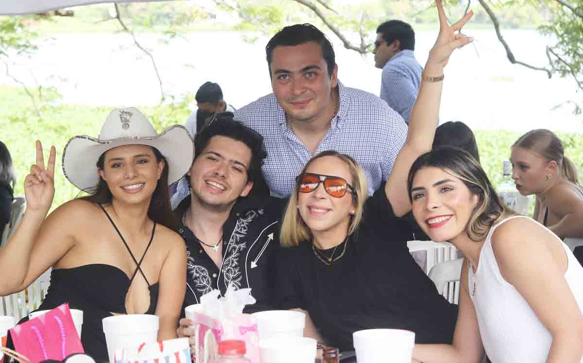 Juan Carlos disfrutando entre amigos / Fotos: Dennis Hernández