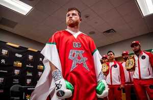 Canelo Álvarez se retira del ring por una lesión. (Foto: Instagram).
