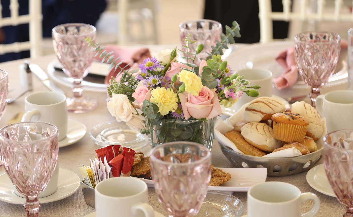 La decoración lució rosas en tonos lila, rosa viejo y blanco