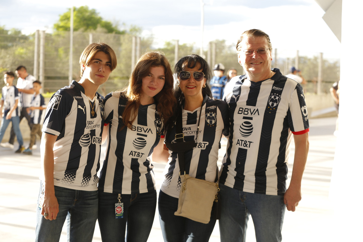 Rafael Selem, Dania Velasco, Nina de Velasco y  Jorge Velasco