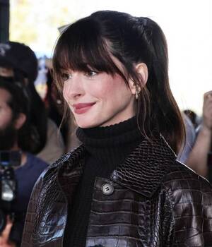 Anne Hathaway recrea uno de los looks de 'El diablo viste a la moda'. (Foto: Twitter).