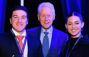 Mariana Rodríguez es criticada por el vestido que usó para conocer a Bill Clinton.