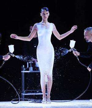 Bella Hadid modela vestido hecho de aerosol en el desfile de Coperni.