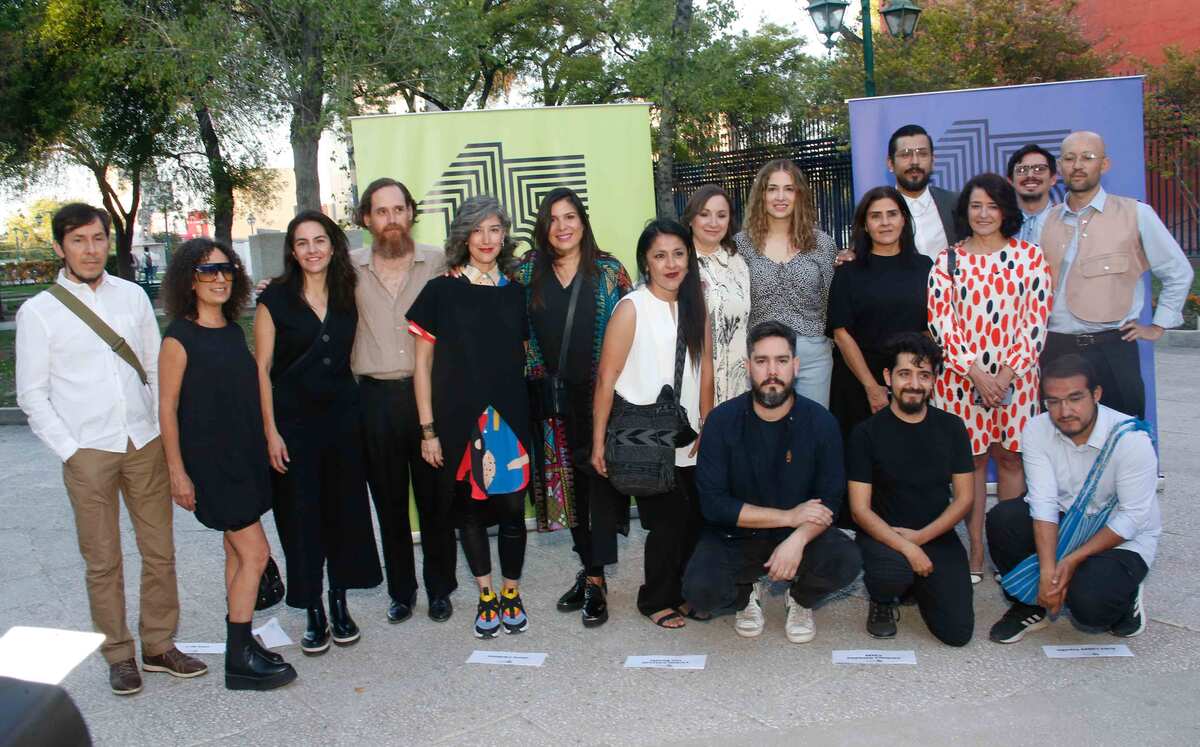 Comite organizador y grupo de artistas expositores