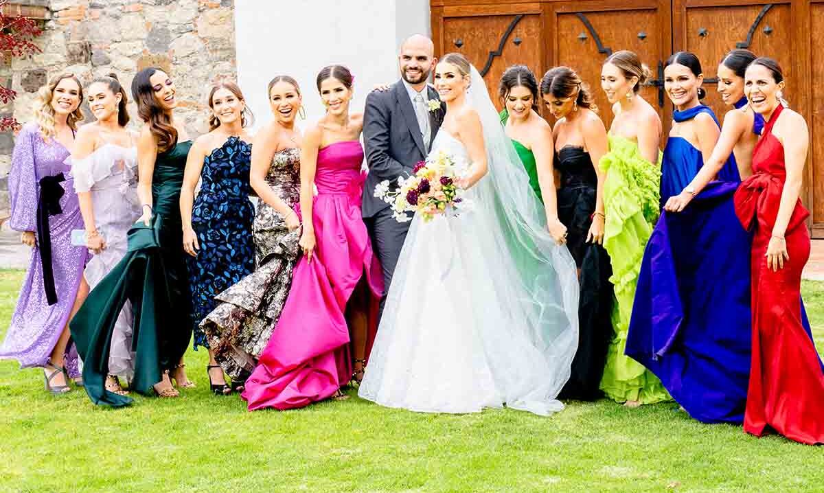 Los novios con familiares y mejores amigas de la novia