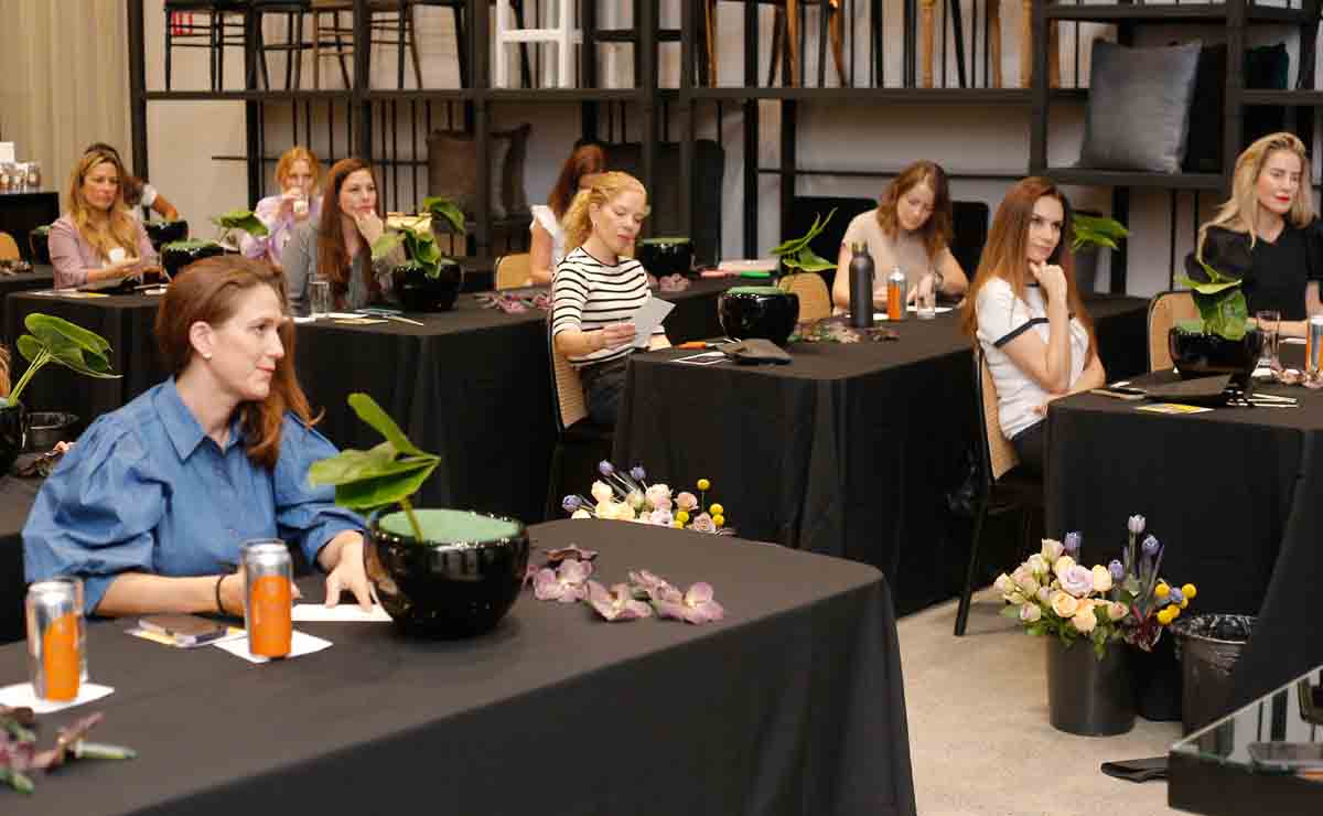 Invitadas tomando el taller floral / Fotos: Daniel Saldívar
