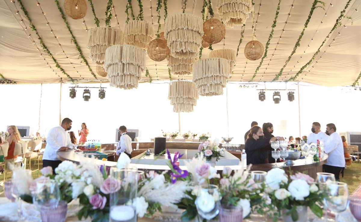 La decoración empleó tonos beige, rosa y blanco