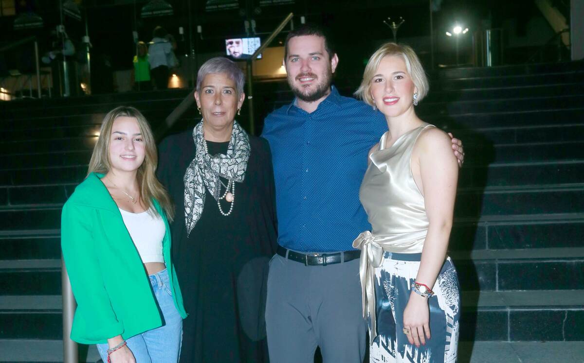 Viviana Bárcena, Beatriz Bárcena, Pedro Bárcena y Paulina BárcenaVirgina González y Magdalena Padilla