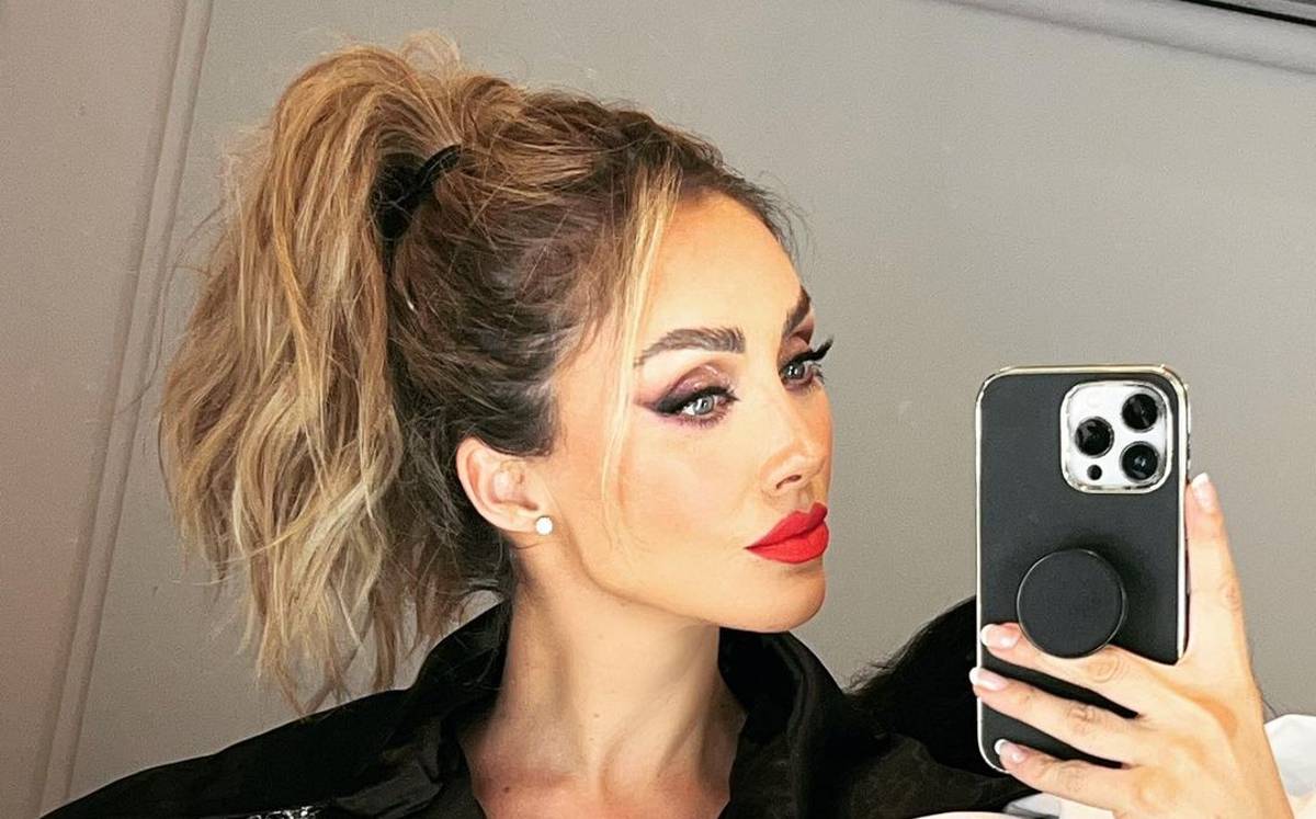 Anahí presume mini cintura en boda de Maite Perroni. (Foto: Instagram).