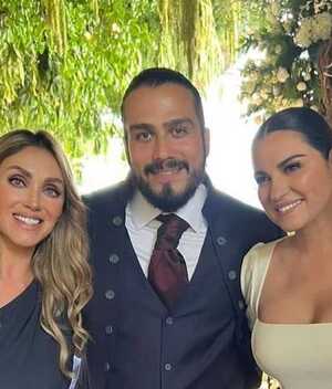 Anahí y su mini cintura que robó cámara en la boda de Maite Perroni. (Foto: Instagram).