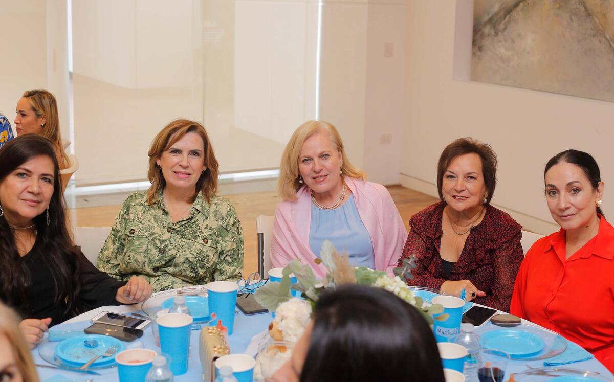 Blanca Gallegos, Azucena de Jauregui, Sylvia de Acosta, Alma Fernández y Maricela Villarreal