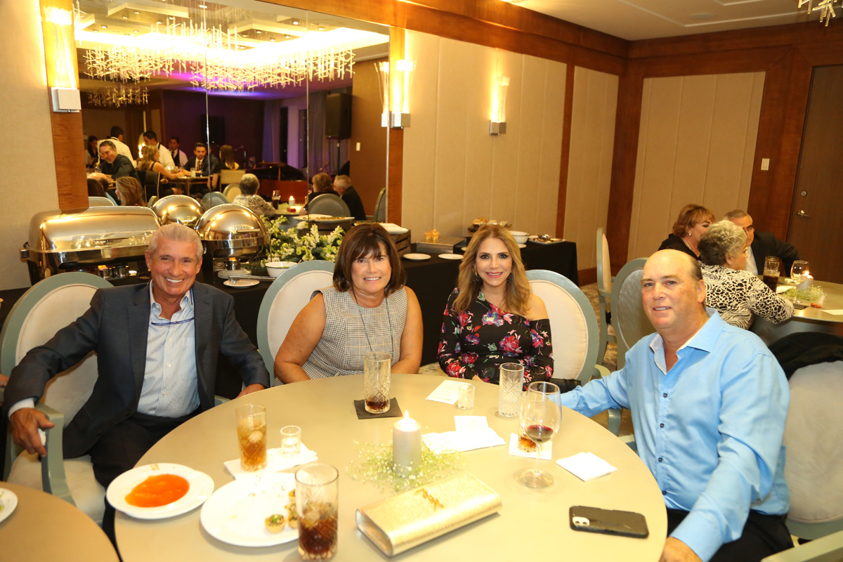 Domingo Alvarado, Marcela Elizondo de Alvarado, Rebeca Benítez de Gómez y Agustín Gómez