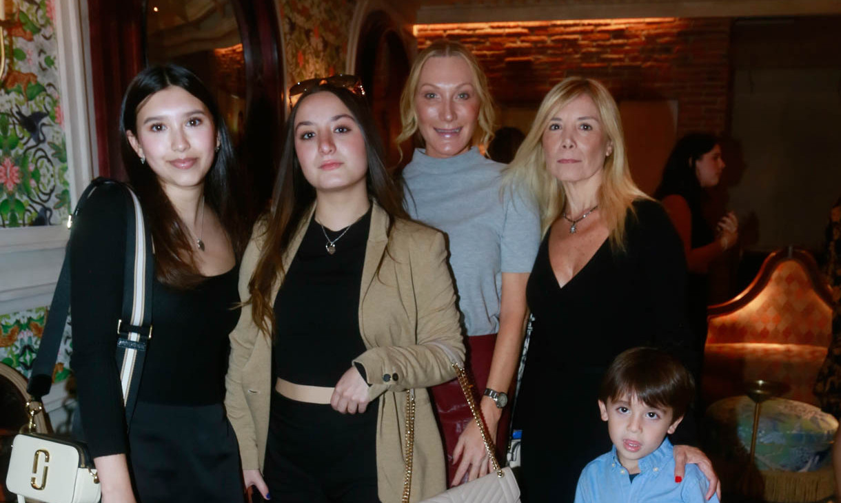Astrid Algara, Bárbara Laborín, Valentina Setién y Camil Setién