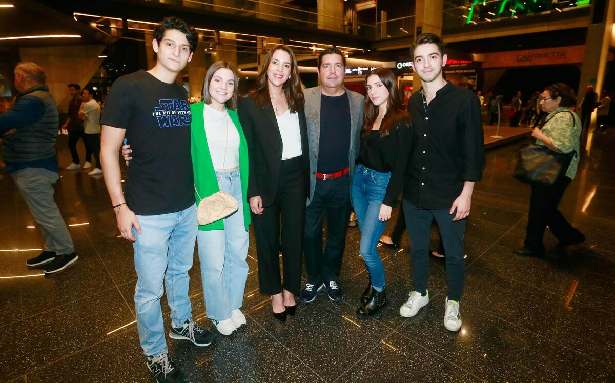 GenAro Martínez, Paulina Vega, Ivonne Martínez, Alejandro Vega, Michelle Vega y Mauricio Martínez