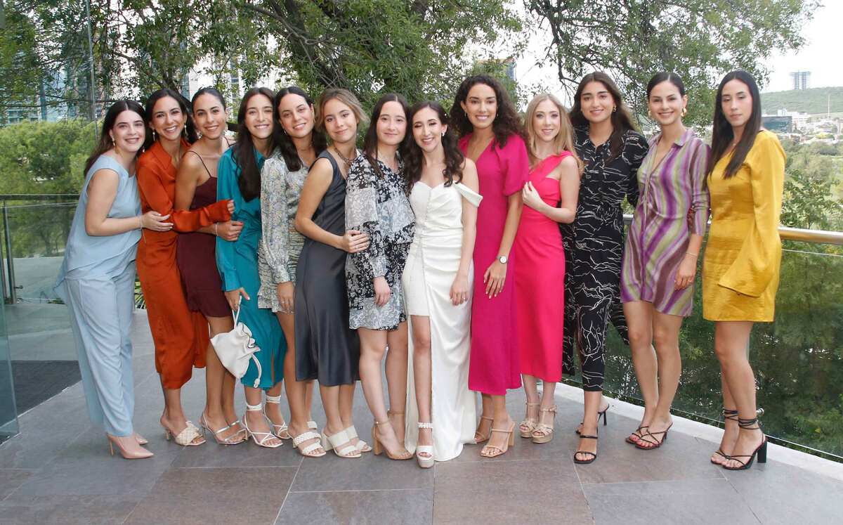 Isamar junto a sus mejores amigas
