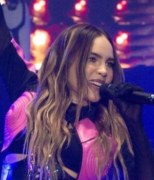 Belinda realiza oración en su honor en concierto de Guadalajara. (Foto: Twitter).
