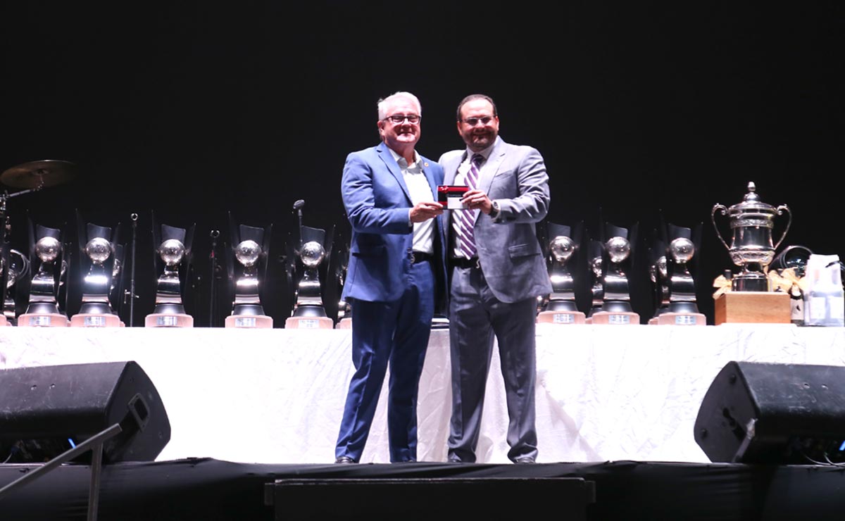 Entregan premios