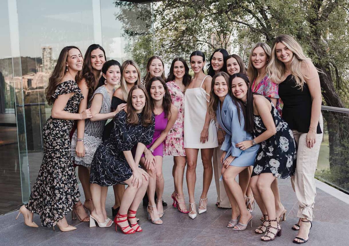 la novia con sus mejores amigas