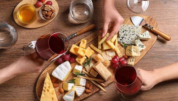 Combinación de quesos y vinos, según la chef Paulina Abascal (Foto: Getty Images)