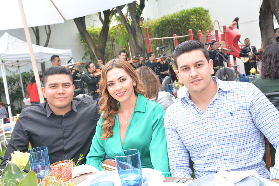 Adrián Ortega, Karen Corona y Paco Corona