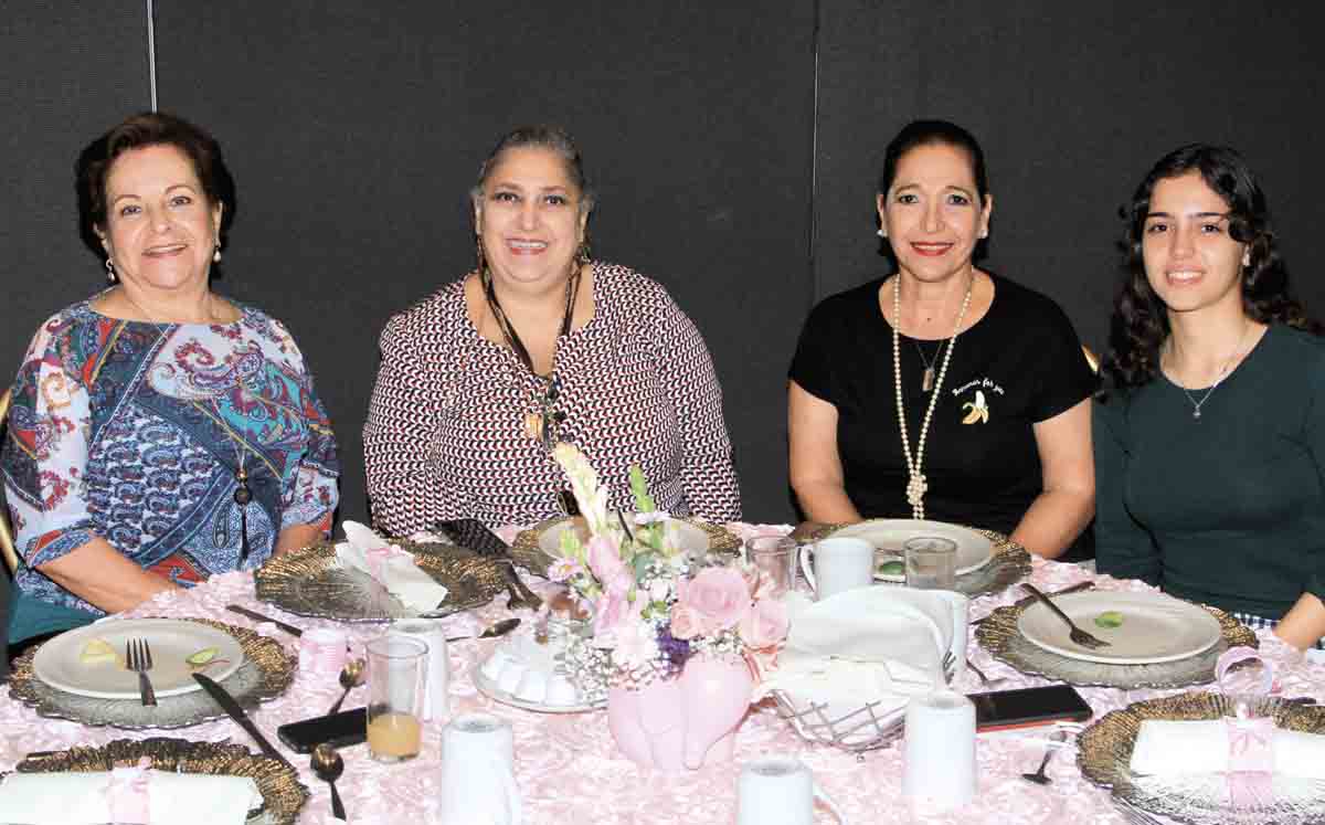 Graciela Elorza, Guaded Chein de Esteve, Nazhle Chein de Rojo y Sofía Cruz Chein / Fotos: José Chang