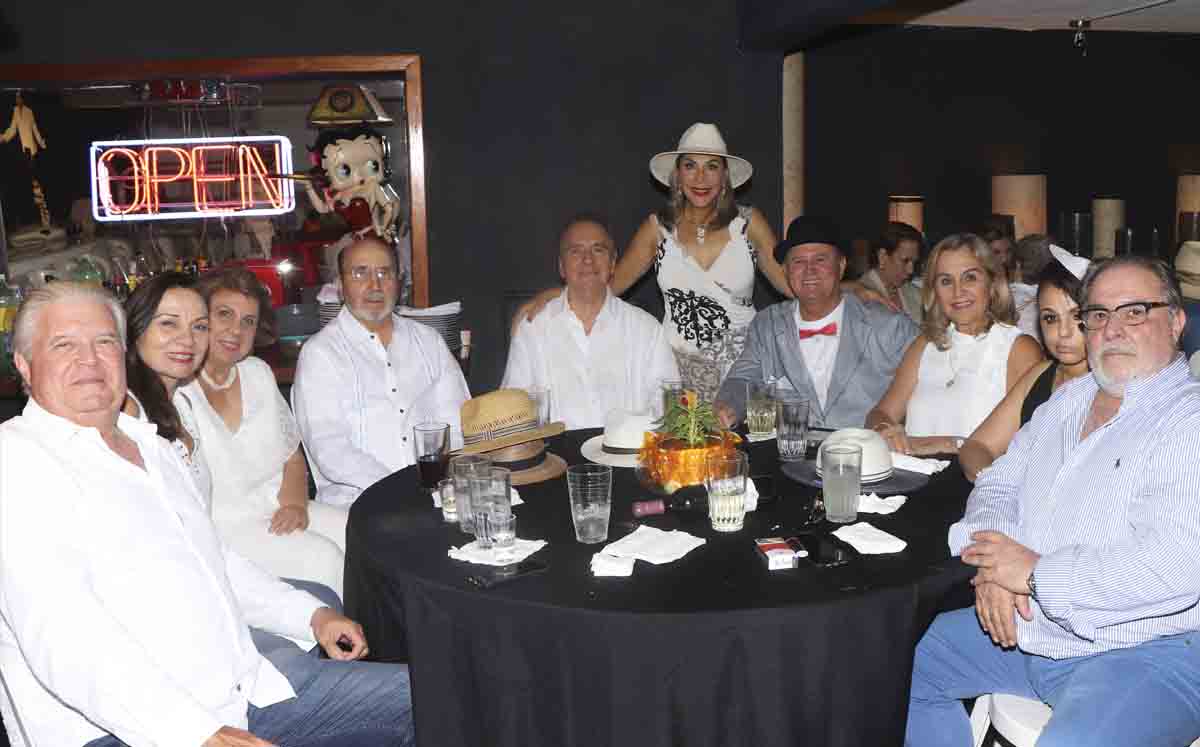 Sandra en compañía de sus amigos / Fotos: Dennis Hernández
