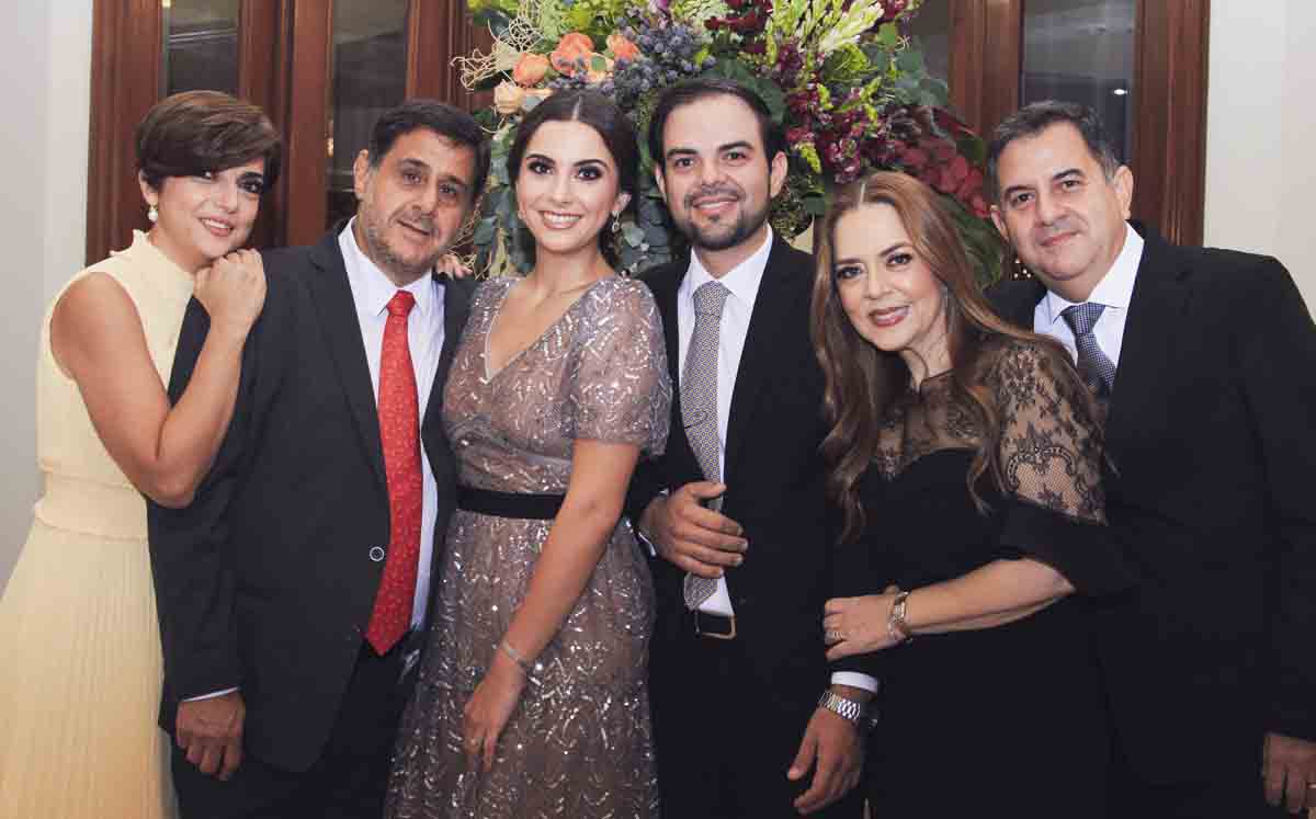 Martha y Paco con sus invitados / Fotos: José Chang