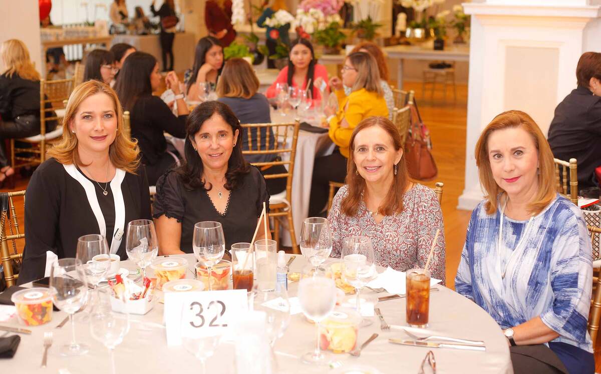 Geraldine De la Fuente, María Elena de Coronado, Cristina Lara y Martha Ardila