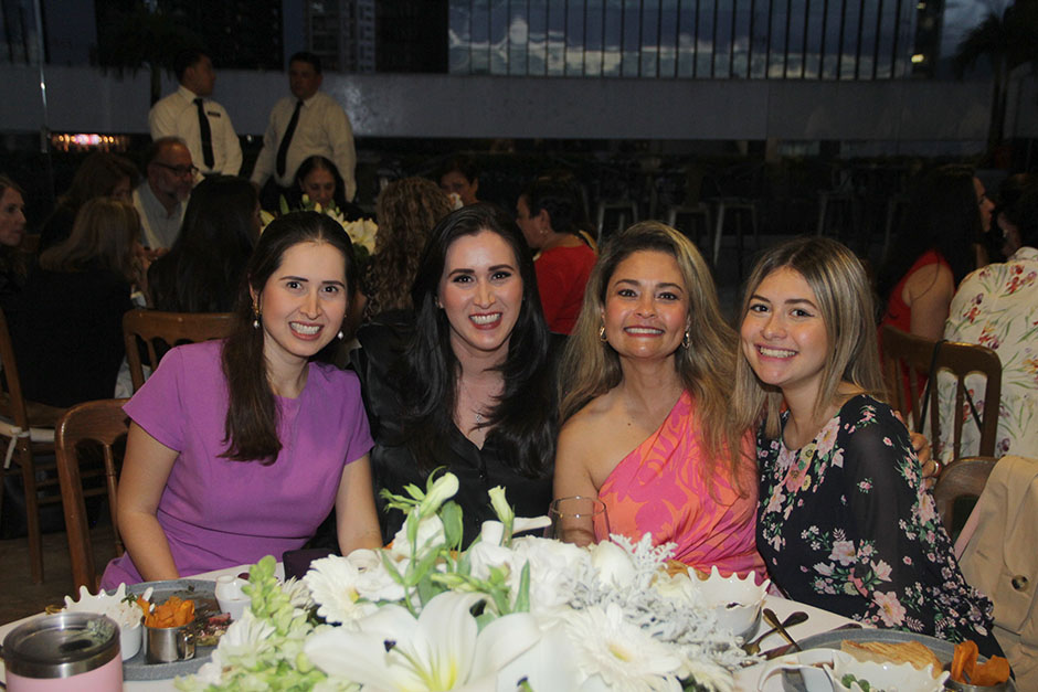 Yumiko Llamas, Yukie Llamas, Yamile López y Natalia Moreno.