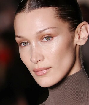 Cejas finas como Bella Hadid