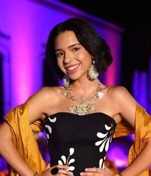 Ángela Aguilar lució vestido de flores de cempasúchil durante concierto en Zócalo. (Foto: Instagram).
