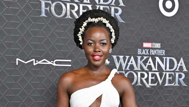 Lupita N'yongo en alfombra roja de Wakanda Forever. (Foto: Getty Images).