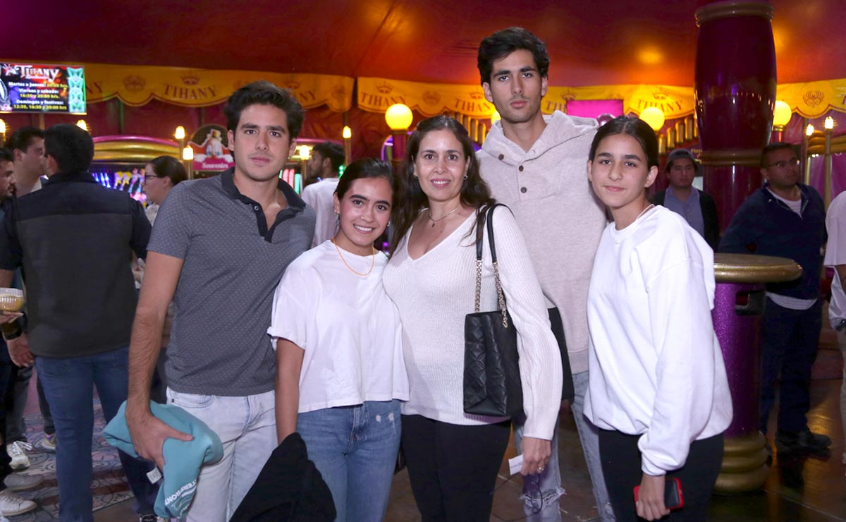 Gerardo, Luisa, María, Rodrigo y María