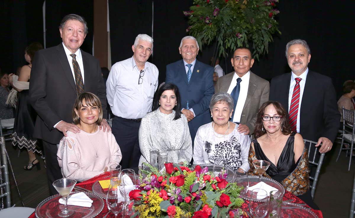 Javier, Jesús, José Guillermo, Moisés, Alberto, Laura, Tere, Pita y Marucha