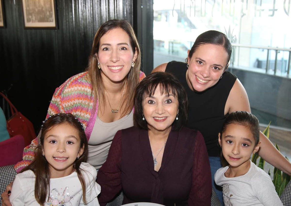 Karla Tafich, Mariana Tafich, Martha Salim, Valeria Núñez y Olivia Núñez