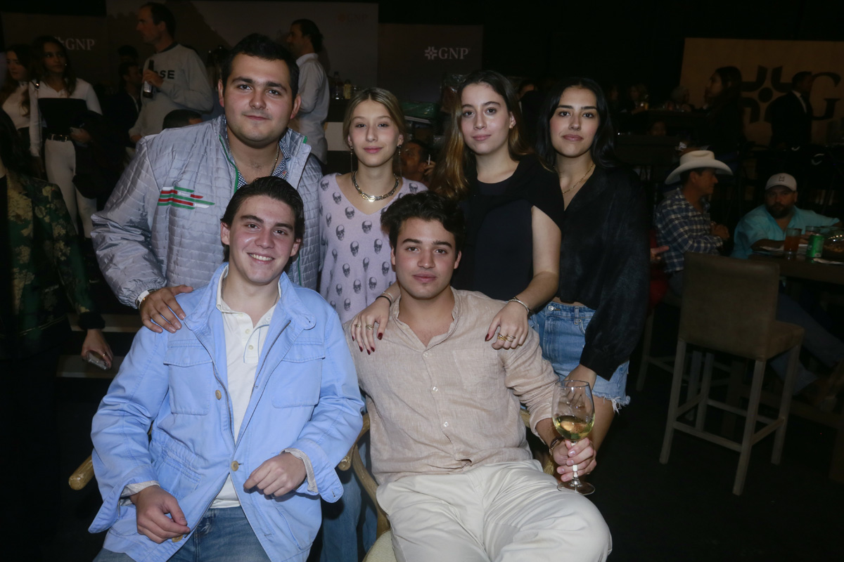 Santiago Flores, Carola Páez, Maca Páez, Bárbara González, Juan Diego Páez y Severiano Leal