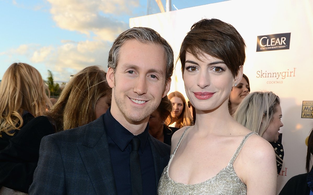 Anne Hathaway Y Adam Shulman As Ha Sido Su Historia De Amor CHIC 