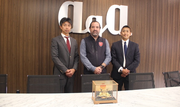 El momento más emotivo ocurrió cuando los directores de Isuzu Motors México, obsequiaron a Marcelo Garciarce un casco samurái. (Esmeralda Escamilla)