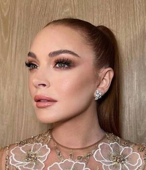 Lindsay Lohan y el vestido semistransparente que lució en alfombra roja. (Foto: Instagram).